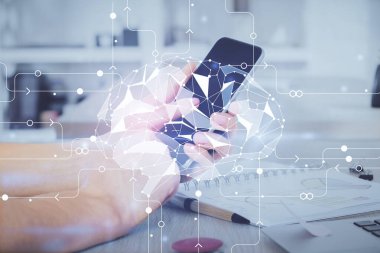 Erkeklerin el ele tutuşup dijital bir cihaz ve beyin hologramı çizimleri kullanırken çift pozlama. Veri kavramı.