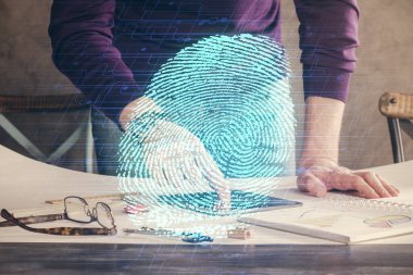 Dijital bir cihaz ve parmak izi hologramı kullanarak el ele tutuşurken çift pozlama. Güvenlik kavramı.