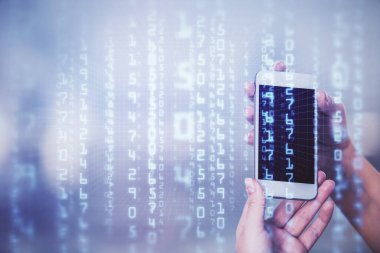 Teknolojiye çifte maruz kalma, hologram ve cep telefonu kullanan bir kadın..