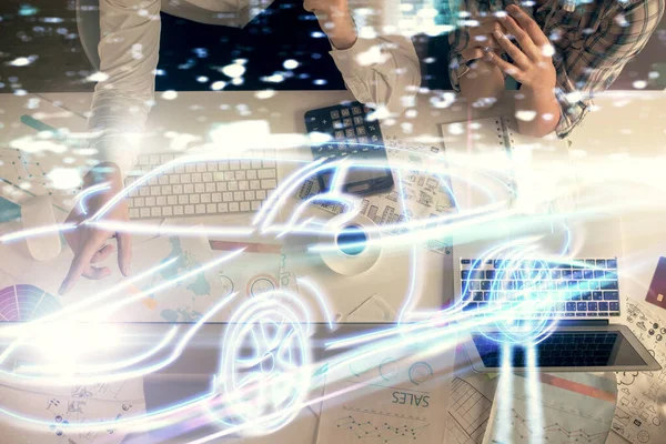 男女一起工作的双重曝光和一个汽车绘图。计算机背景。顶视图。A.自动驾驶仪概念. — 图库照片