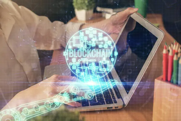 Doppelbelichtung weiblicher Hände beim Tippen auf Computern und Krypto-Markt Thema Hologrammzeichnung. Blockchain-Konzept. — Stockfoto