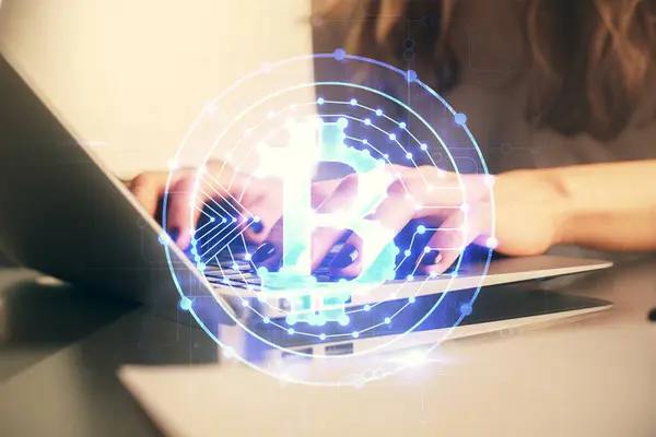 Bilgisayarda ve kripto piyasa temalı hologram çizimlerinde kadın elinin çifte pozu. Engelleme zinciri kavramı. — Stok fotoğraf