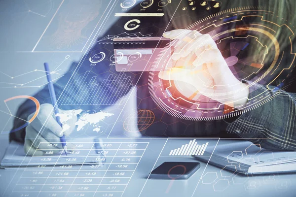 Kredi kartı ve veri temalı hologram çizimi tutan bir kadının online alışverişine iki kez maruz kalışı. E-ticaret kavramı.