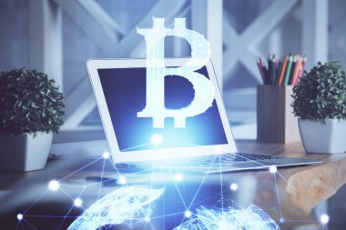 Engelleme zincirine ve kripto ekonomi temalı holograma ve bilgisayar arkaplanlı masaya çoklu maruz kalma. Bitcoin kripto para kavramı.
