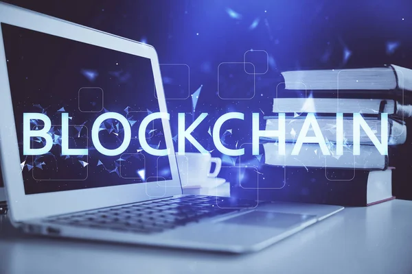 Multi eksponering af blockchain og krypto økonomi tema hologram og bord med computer baggrund. Begrebet Bitcoin cryptocurrency. - Stock-foto