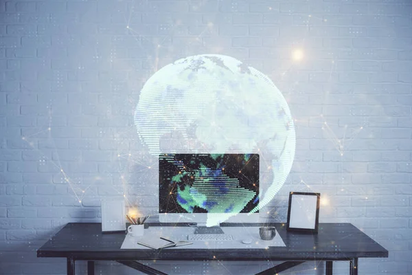 Számítógép az asztalon a közösségi hálózat hologramjával. Többszörös expozíció. A nemzetközi személykapcsolatok fogalma. — Stock Fotó