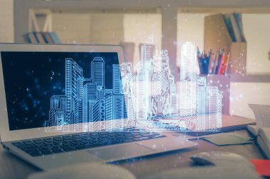 Ofisteki masaüstü bilgisayar geçmişi ve büyük kasaba binaları hologram çizimi. Çifte maruziyet. Akıllı şehir konsepti.