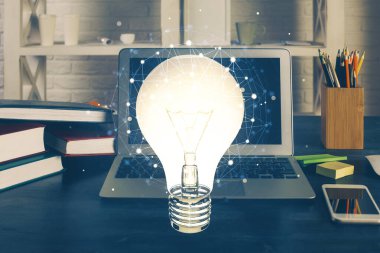 Bilgisayar ofisinde ampul simgesi hologramıyla birlikte. Çoklu maruz kalma. Fikir kavramı.