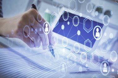 Kadınların el yazısı üzerine sosyal ağ temalı hologram. Uluslararası insanlar birbirine bağlanır. Çift pozlama