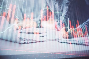 Arka planda bilgisayarda çalışan bir adamla birlikte çok sayıda formasyona maruz kaldık. Pazar analizi kavramı.