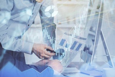 Arka planda ofiste bilgisayarda işadamı yazarak grafiğin çift pozlama. Zor iş kavramı.