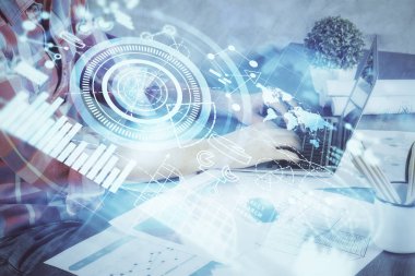 Arka planda dizüstü bilgisayar üzerinde çalışan işadamı çift pozlama. Önde uluslararası iş hologramı. Başarı kavramı.