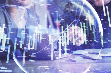 Arka planda dizüstü bilgisayar üzerinde çalışan işadamı çift pozlama. Önde uluslararası iş hologramı. Başarı kavramı.