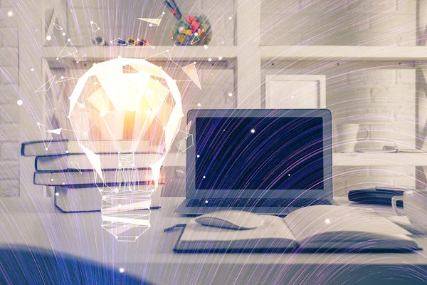 Computer auf dem Desktop im Büro mit Glühbirnen-Hologramm. Mehrfachbelichtung. Konzept der Idee. — Stockfoto
