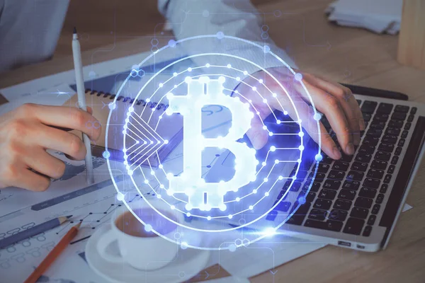 Crypto moneda tema holograma con el hombre de negocios que trabaja en la computadora en segundo plano. Concepto de blockchain. Doble exposición . —  Fotos de Stock