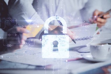 Arka planda not alan insanları iki kez kilide maruz bırakmış. Güvenlik kavramı