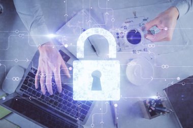 Klavyeye yazı yazan ve hologram çizimini kilitleyen bir adamın eline çok kez maruz kalmış. Üst Manzara. Teknoloji konsepti.