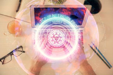 Erkeklerin ellerinin bilgisayar klavyesini ve teknik temalı hologram çizimlerini yazarken çift pozlama. Üst Manzara. Teknoloji konsepti.