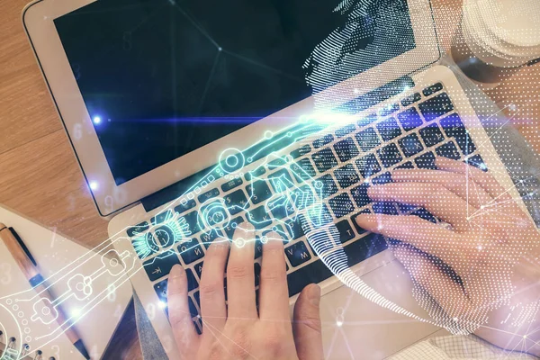 Erkeklerin ellerinin bilgisayar klavyesini ve teknik temalı hologram çizimlerini yazarken çift pozlama. Üst Manzara. Teknoloji konsepti. — Stok fotoğraf