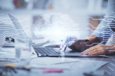 Bilgisayar ve beyin hologramı çizimleri üzerinde çalışan kadın elleri çift pozlama. Ai kavramı.