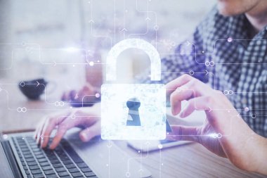 Elinde kredi kartı ve kilit çizimi olan bir adamın ellerine iki kez maruz kalmış. E-ticaret ve teknoloji güvenlik kavramı.
