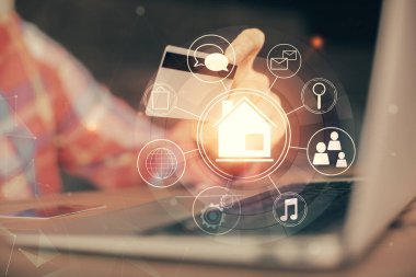 Elinde kredi kartı ve şehir çizimi olan bir adamın ellerine iki kez maruz kalmış. Modern şehir ve E-ticaret çevrimiçi ücret konsepti.