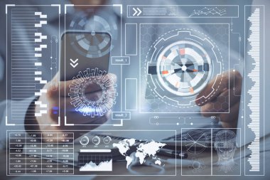 Elinde kredi kartı ve veri teması çizimi olan bir adamın ellerine iki kez maruz kalmış. E-ticaret ve teknoloji kavramı.