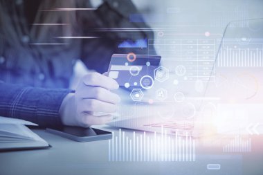 Kredi kartı ve veri temalı hologram çizimi tutan bir kadının online alışverişine iki kez maruz kalışı. E-ticaret kavramı.