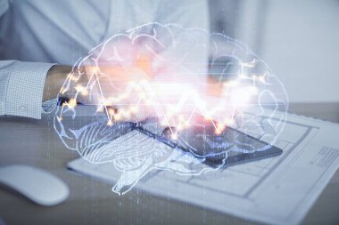 Erkeklerin el ele tutuşup dijital bir cihaz ve beyin hologramı çizimleri kullanırken çift pozlama. Veri kavramı.