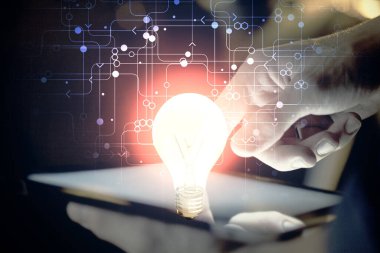 Dijital bir cihaz ve ampul hologram çizimi kullanarak erkeklerin ellerini tutarken çift pozlama. Fikir kavramı.