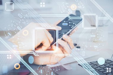 Erkeklerin el ele tutuşup dijital bir cihaz ve veri temalı hologram çizimi kullanırken çift pozlama. Teknoloji konsepti.