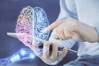 Erkeklerin el ele tutuşup dijital bir cihaz ve beyin hologramı çizimleri kullanırken çift pozlama. Veri kavramı.