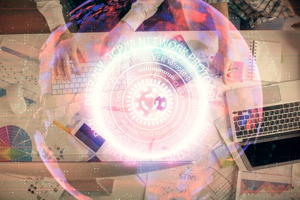 男女のダブル露出とテクノロジーをテーマにしたドローイング。コンピュータの背景。トップビュー。ハイテクの概念. — ストック写真