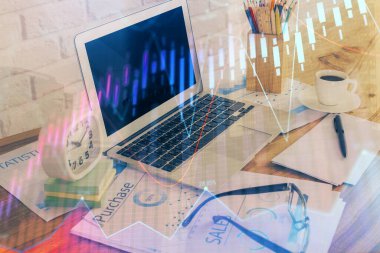 Finansal tablo çizimi ve arka planda bilgisayar olan bir tablo. Çoklu maruz kalma. Uluslararası pazarlar kavramı.