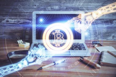 Engelleme zincirine ve kripto ekonomi temalı holograma ve bilgisayar arkaplanlı masaya çoklu maruz kalma. Bitcoin kripto para kavramı.