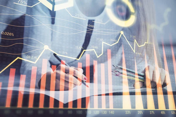 Doppelbelichtung der Hände, die Notizen mit Devisendiagrammen machen. Börsenkonzept. — Stockfoto