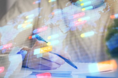 Veri çözeltisi hologramı ile arka plan üzerine yazılan ellere çoklu maruz kalma. Teknoloji konsepti.