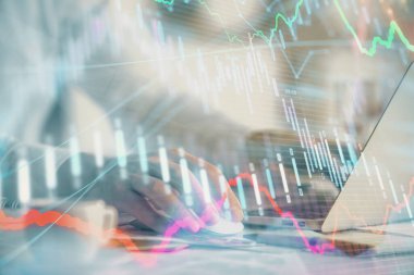 Arka planda bilgisayarda çalışan bir adamla ön x grafiğine iki kez maruz kalıyoruz. Pazar analizi kavramı.