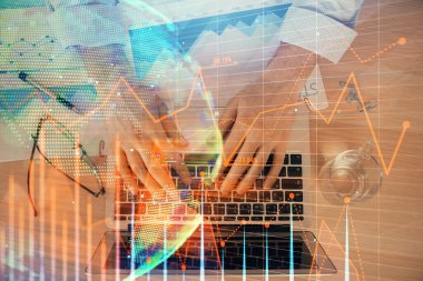 Arka planda bilgisayarda çalışan bir adamla piyasa grafiği iki katına çıktı. Mali analiz kavramı.