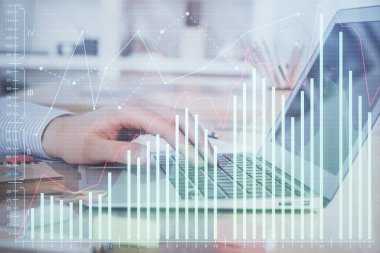 Arka planda dizüstü bilgisayar üzerinde çalışan adam ile borsa grafiği çift pozlama. Finansal analiz kavramı.