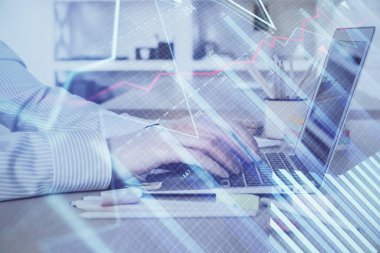 Arka planda dizüstü bilgisayar üzerinde çalışan adam ile borsa grafiği çift pozlama. Finansal analiz kavramı.