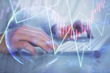 Arka planda ofiste bilgisayarda yazan adam ile grafik çift pozlama. Sıkı çalışma kavramı.