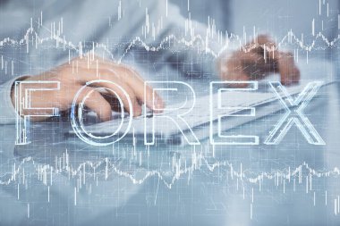 Adam arka planda ofiste bilgisayarda yazarak grafik çift pozlama. Zor iş kavramı. Closeup.