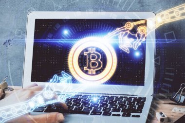 Kripto para tema hologramı arka planda bilgisayar üzerinde çalışan işadamı ile. Blockchain kavramı. Çift pozlama.