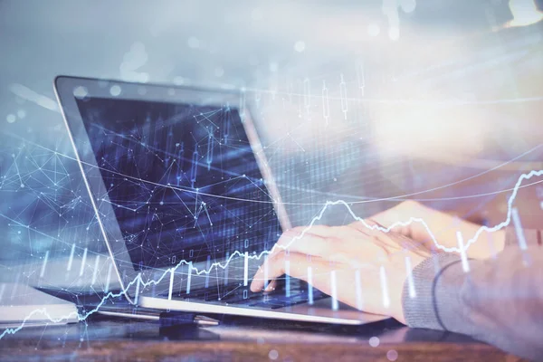 Doble exposición del gráfico del mercado de valores con el hombre trabajando en el ordenador portátil en el fondo. Concepto de análisis financiero . —  Fotos de Stock