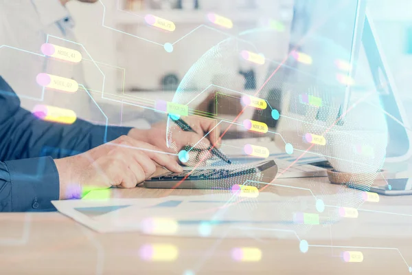 Doble exposición del holograma del mapa del mundo con el hombre trabajando en la computadora en el fondo. Concepto de world-wide web. — Foto de Stock