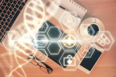 Telefonunla masanın üzerine DNA çizimi yapılmış. Üst Manzara. Bilim eğitimi kavramı.