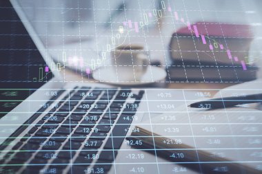 Finans şeması çizimine ve masaüstüne kahve ve masa arkasında eşyalar ile çifte pozlama. Önx piyasa ticareti kavramı