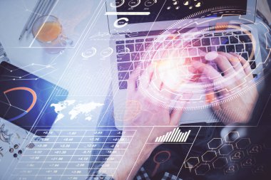 Erkeklerin ellerinin bilgisayar klavyesini ve veri temalı hologram çizimini yazarken çoklu pozlama. Üst Manzara. Teknoloji konsepti.