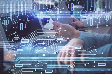 Kadın ve erkeğin birlikte çalışması ve teknoloji temasının hologramı çekmesi. Büyük veri konsepti. Bilgisayar arkaplanı.